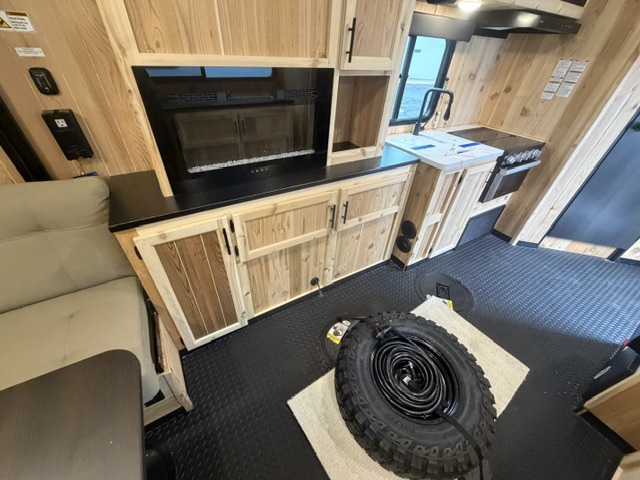2027 CHEROKEE GREY WOLF 17TRH - Image 24