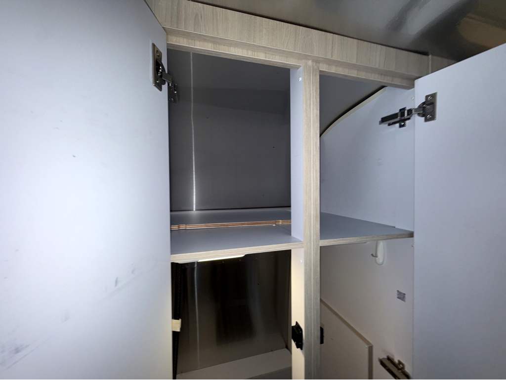 2024 AIRSTREAM GLOBETROTTER 27FB TWIN - Image 23