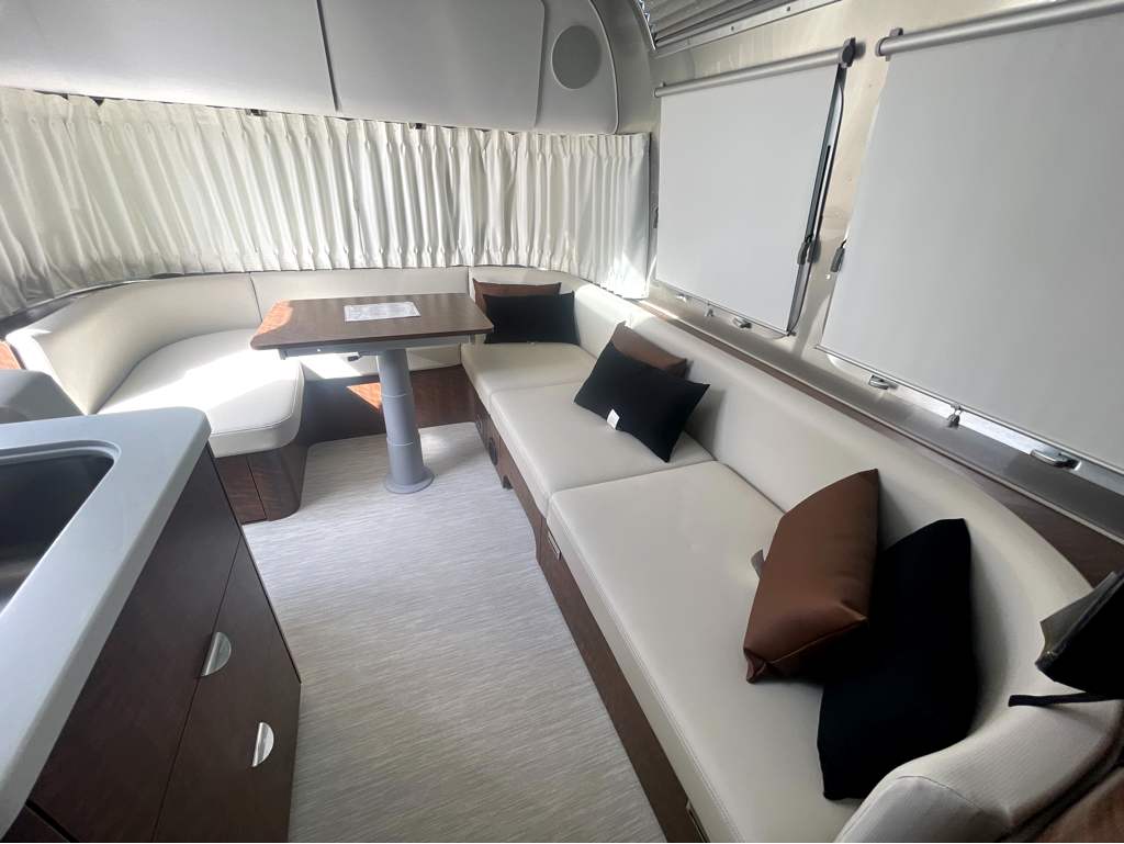 2026 AIRSTREAM GLOBETROTTER 27FBT - Image 18