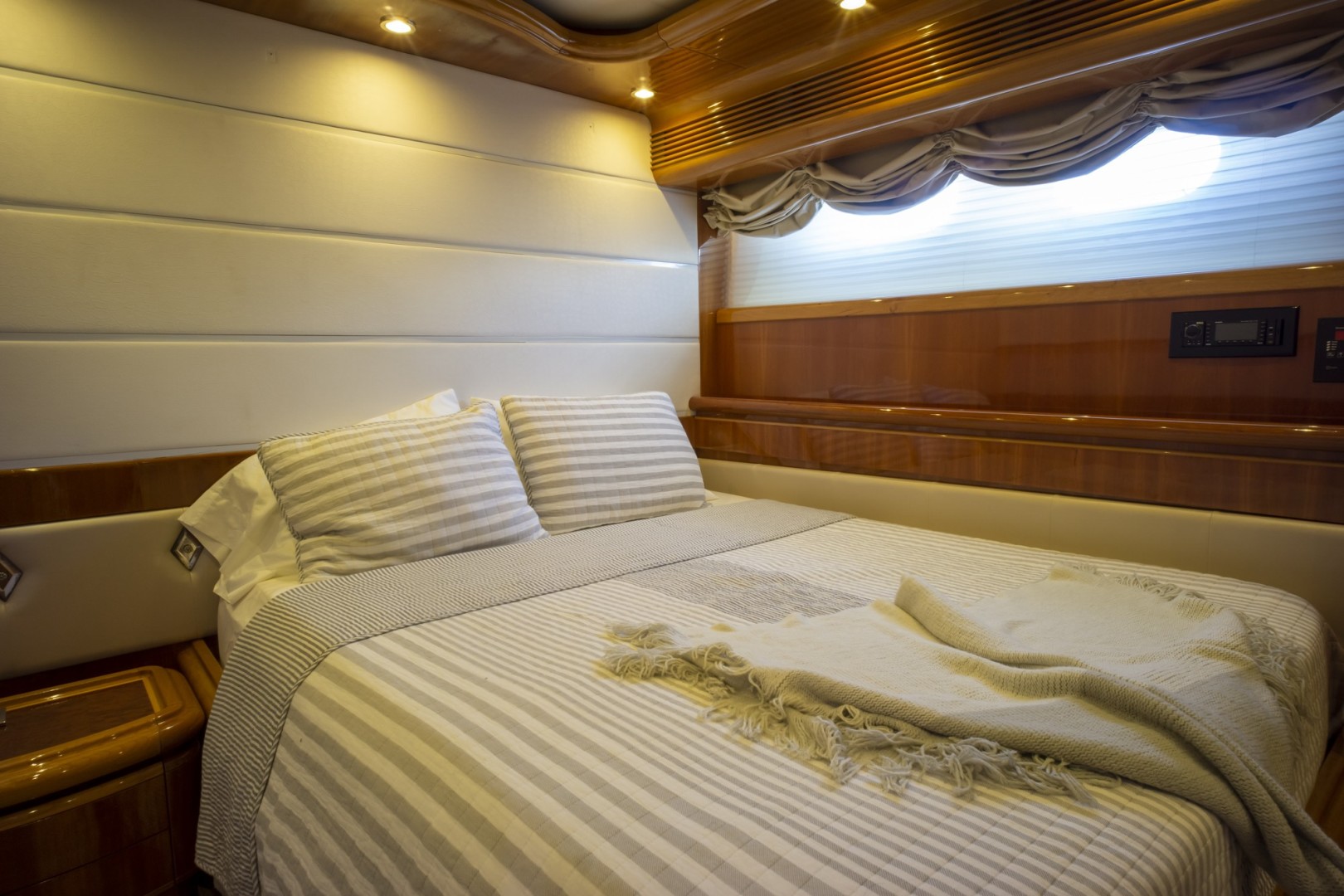 2000 Ferretti Yachts Custom Line 94 - Image 28