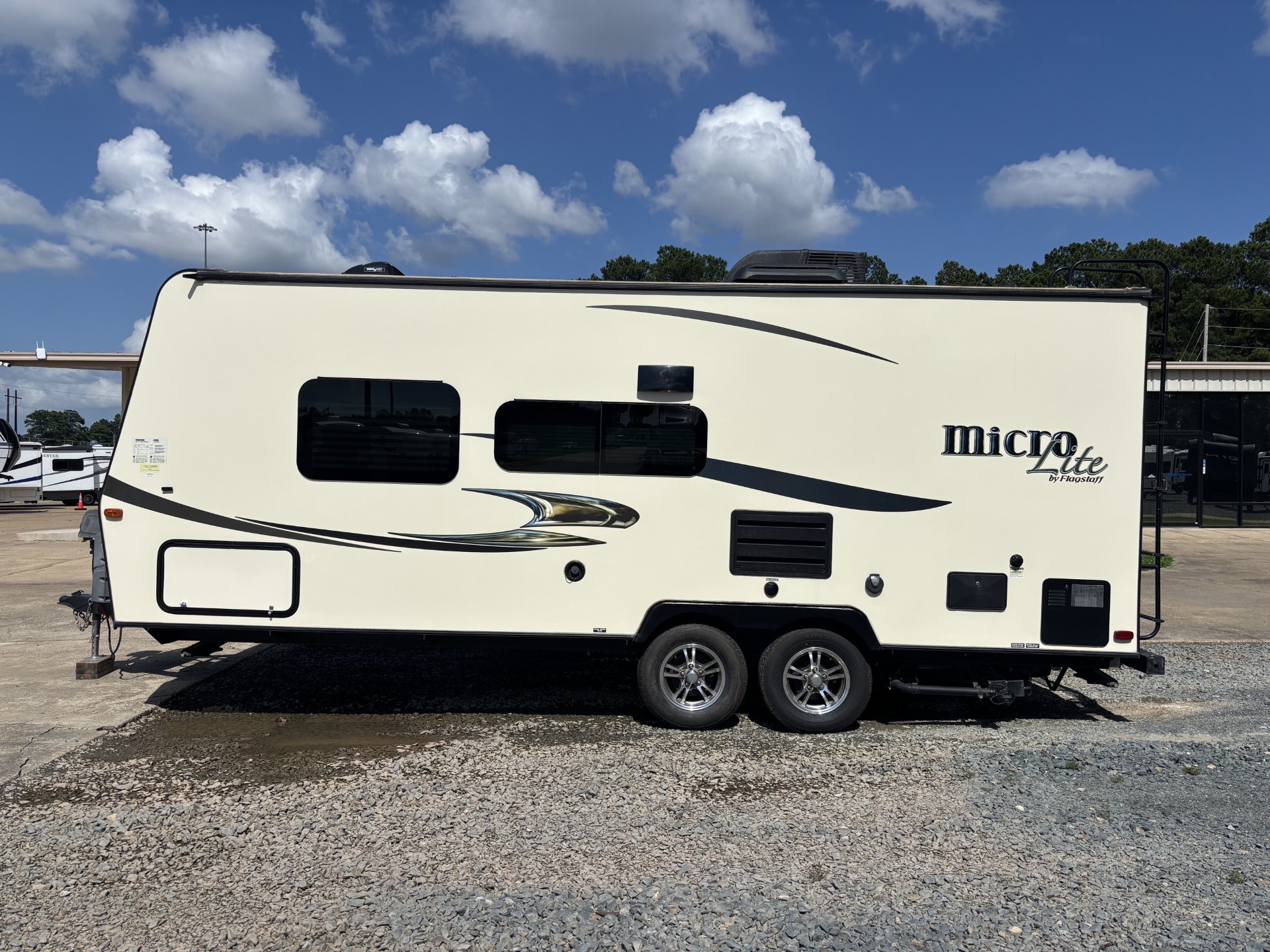 2016 Forest River Flagstaff Micro Lite 23FB - Image 5