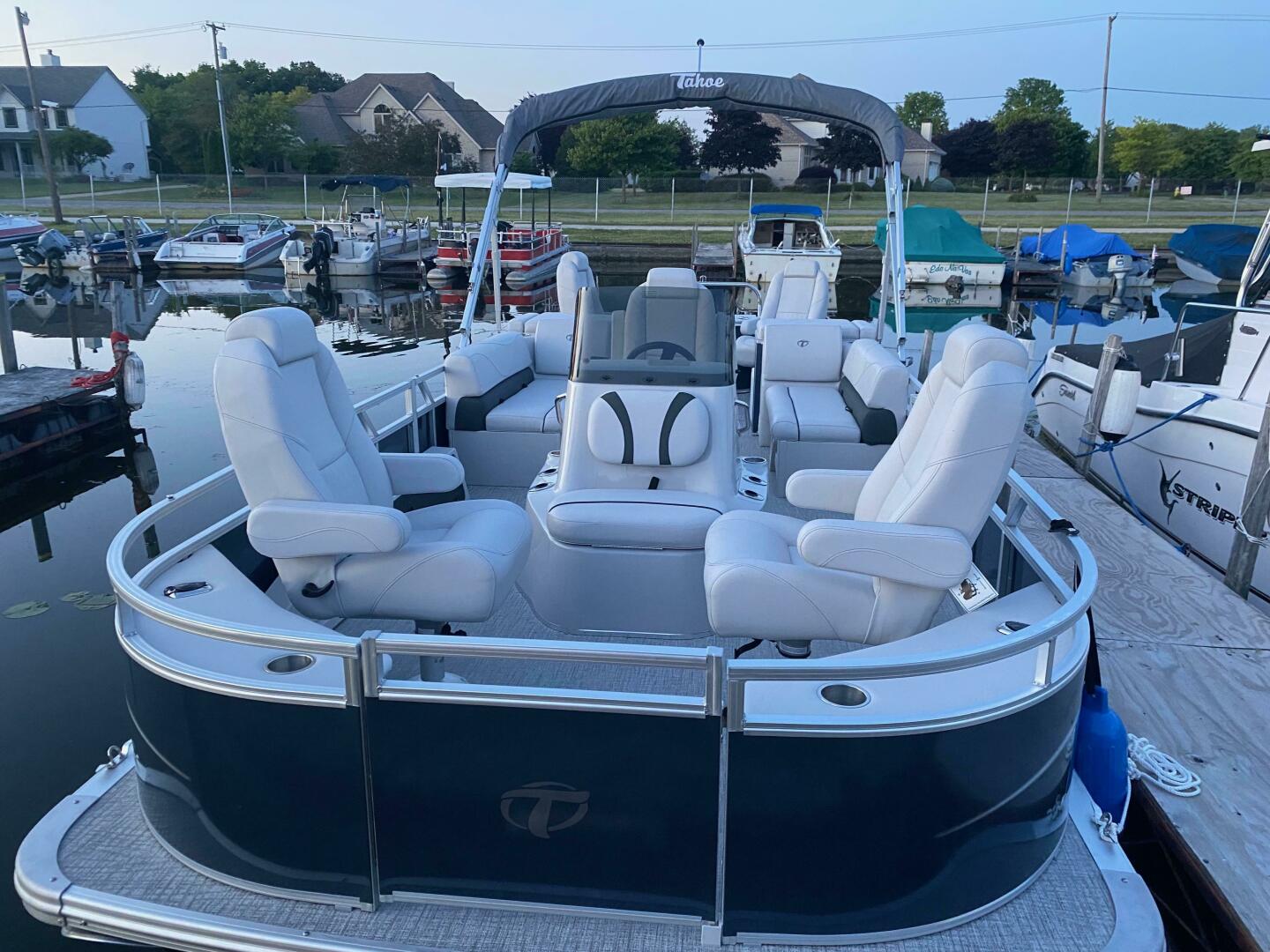 2022 Tahoe GT2585 Center Console Fishing Tritoon Base - Image 4