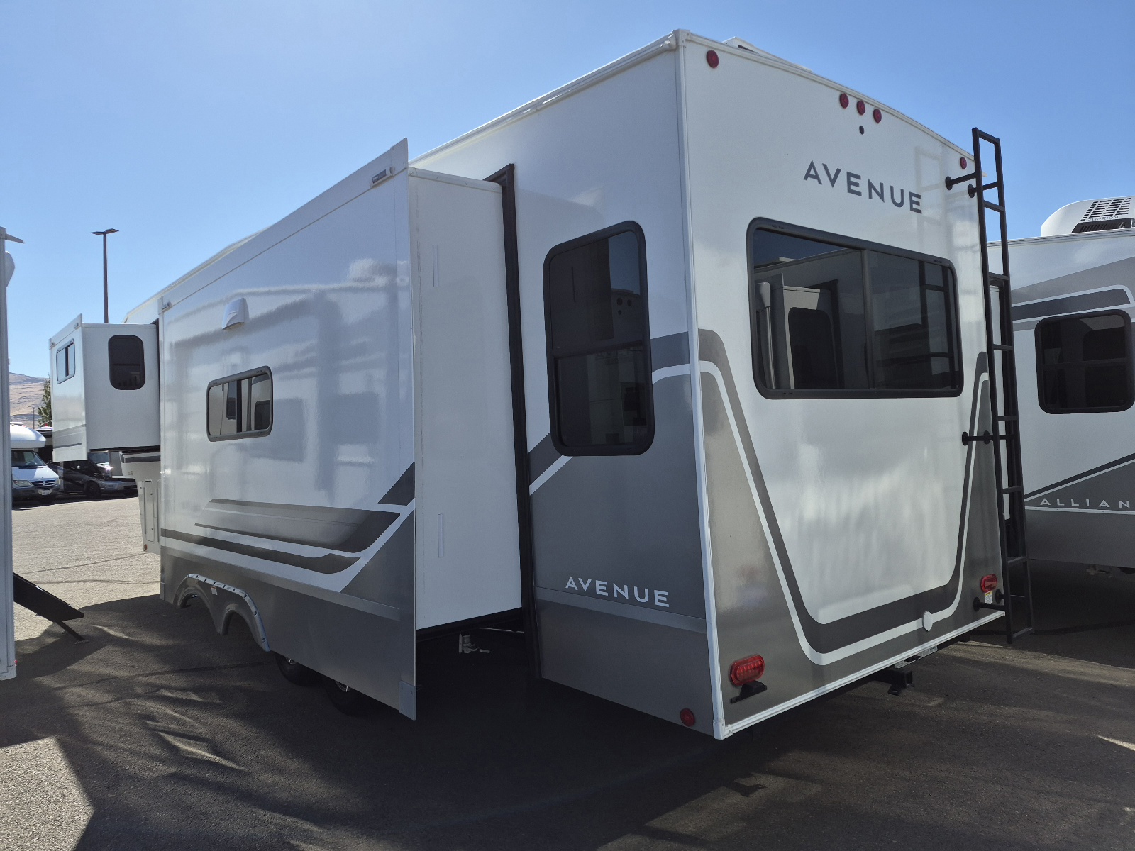 2027 Alliance RV Avenue 32RLS - Image 3
