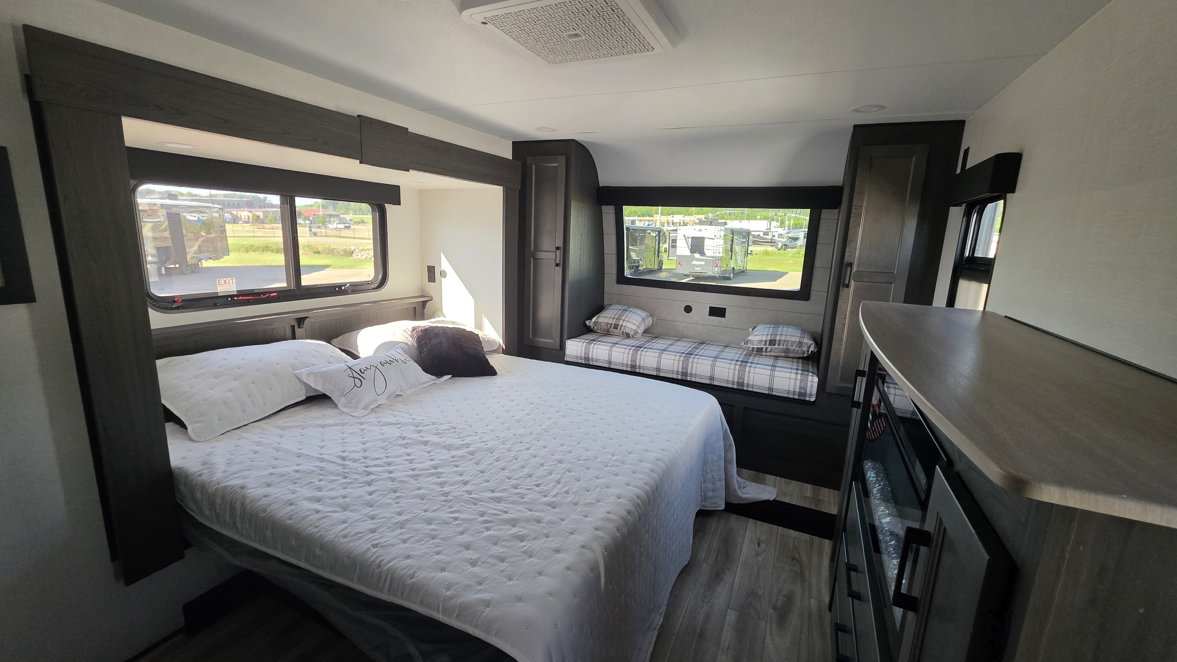 2027 VENTURE RV SPORTTREK 353VIK - Image 29
