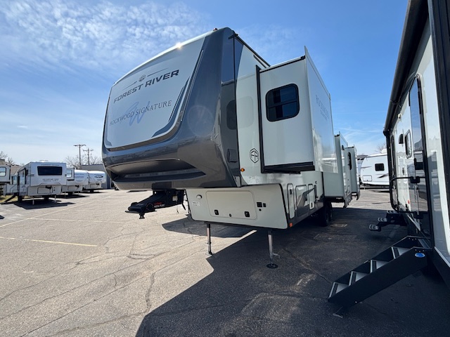 2025 ROCKWOOD SIGNATURE 375RL - Image 3