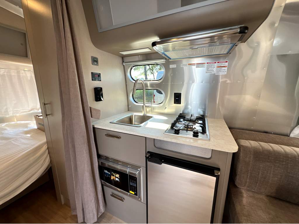 2026 AIRSTREAM CARAVEL 16RB - Image 10