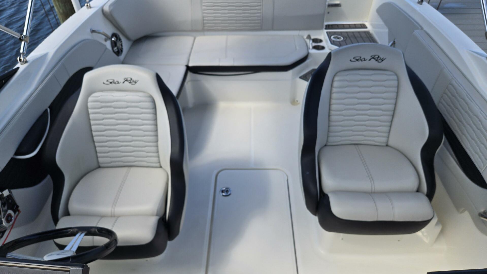 2023 Sea Ray SPX 210 OB - Image 13