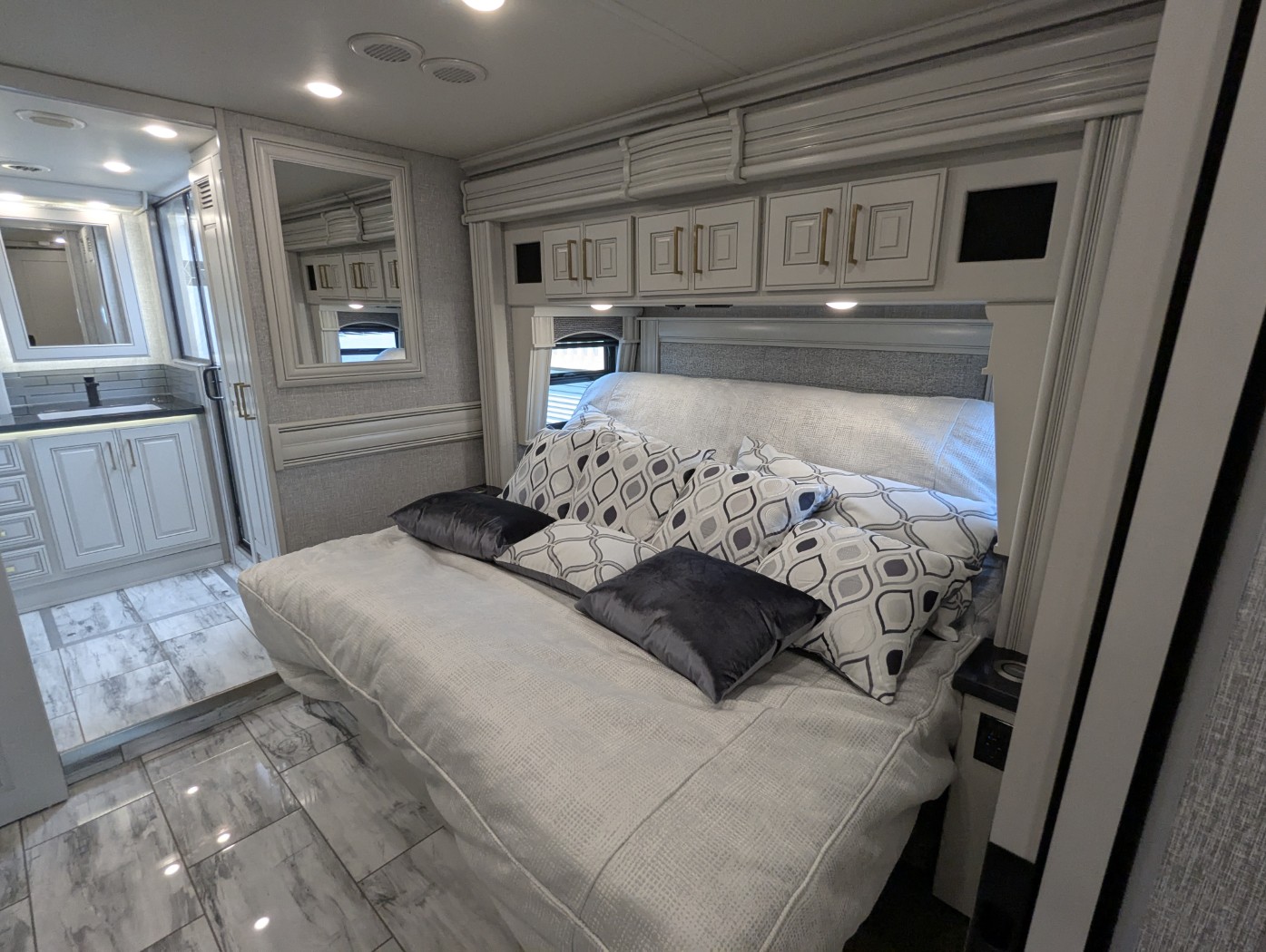 2026 Fleetwood Discovery LXE 40M - Image 29