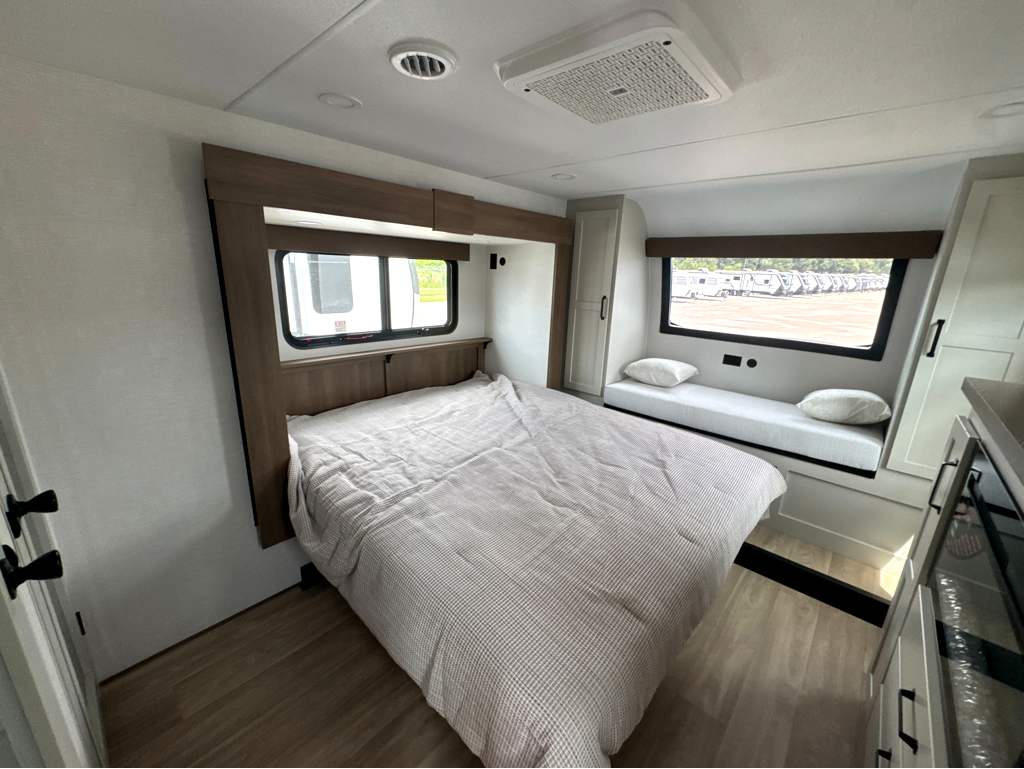 2027 VENTURE RV SPORTTREK 353VRK - Image 20