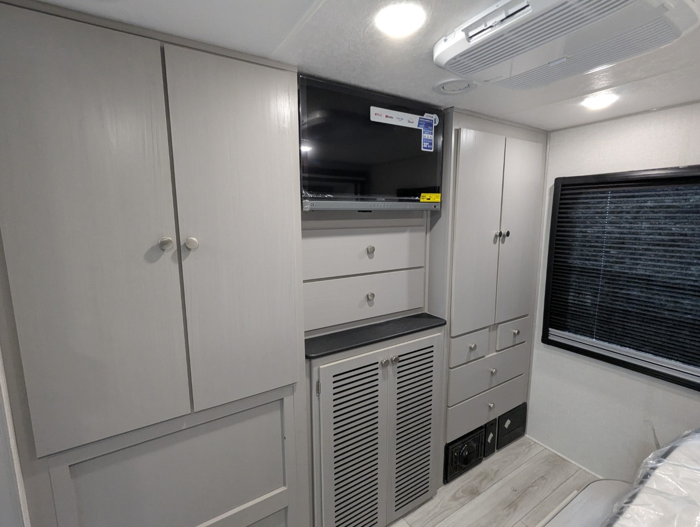 2026 Coachmen Entourage 330DS - Image 33