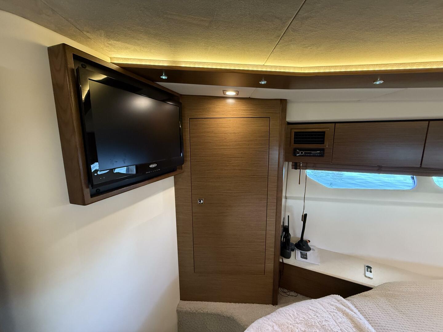 2014 Cruisers Yachts 45 Cantius - Image 21
