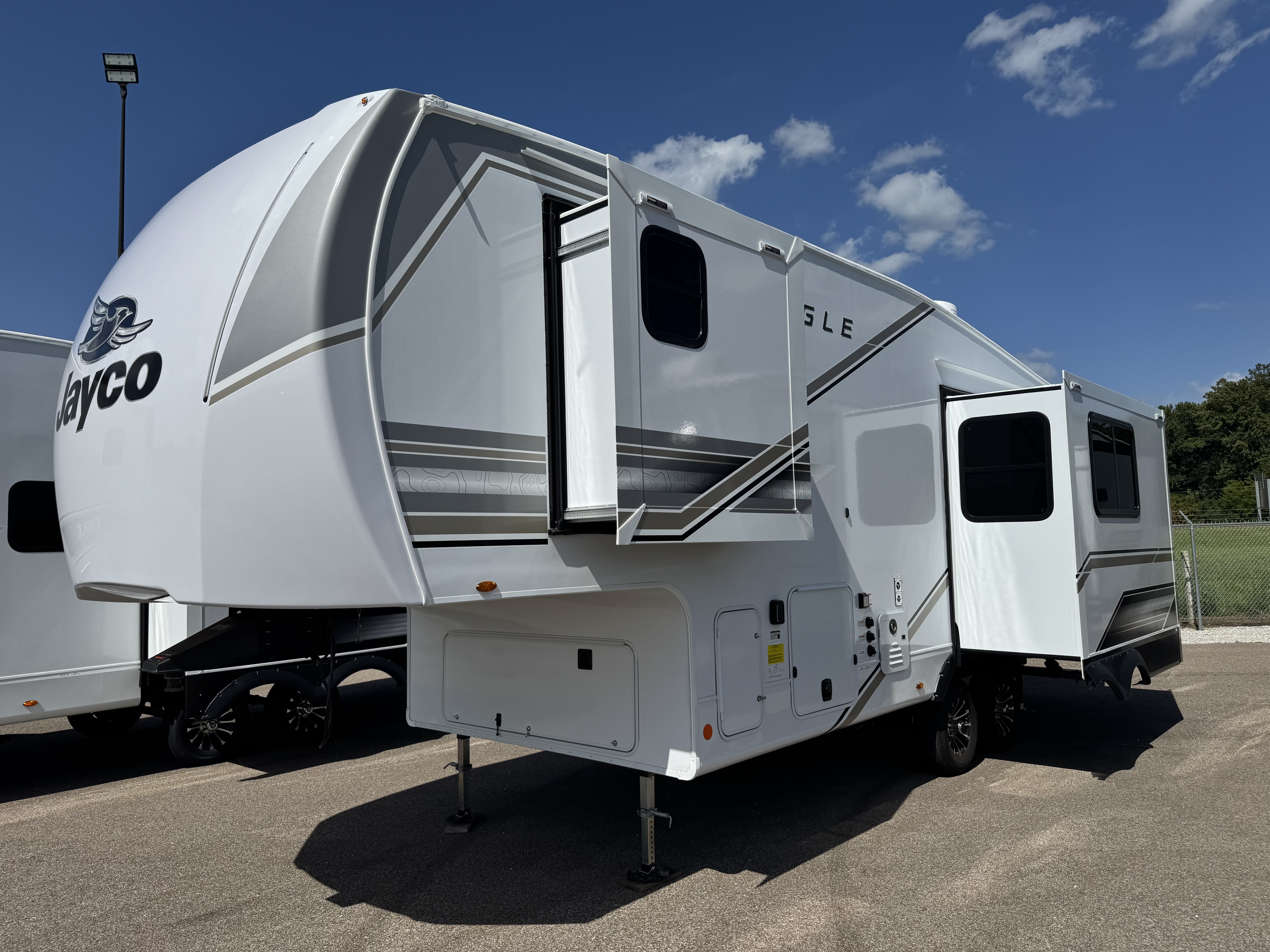 2027 JAYCO EAGLE SLE 24MLE - Image 2