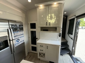 2027 JAYCO PINNACLE 32RLTS - Image 8