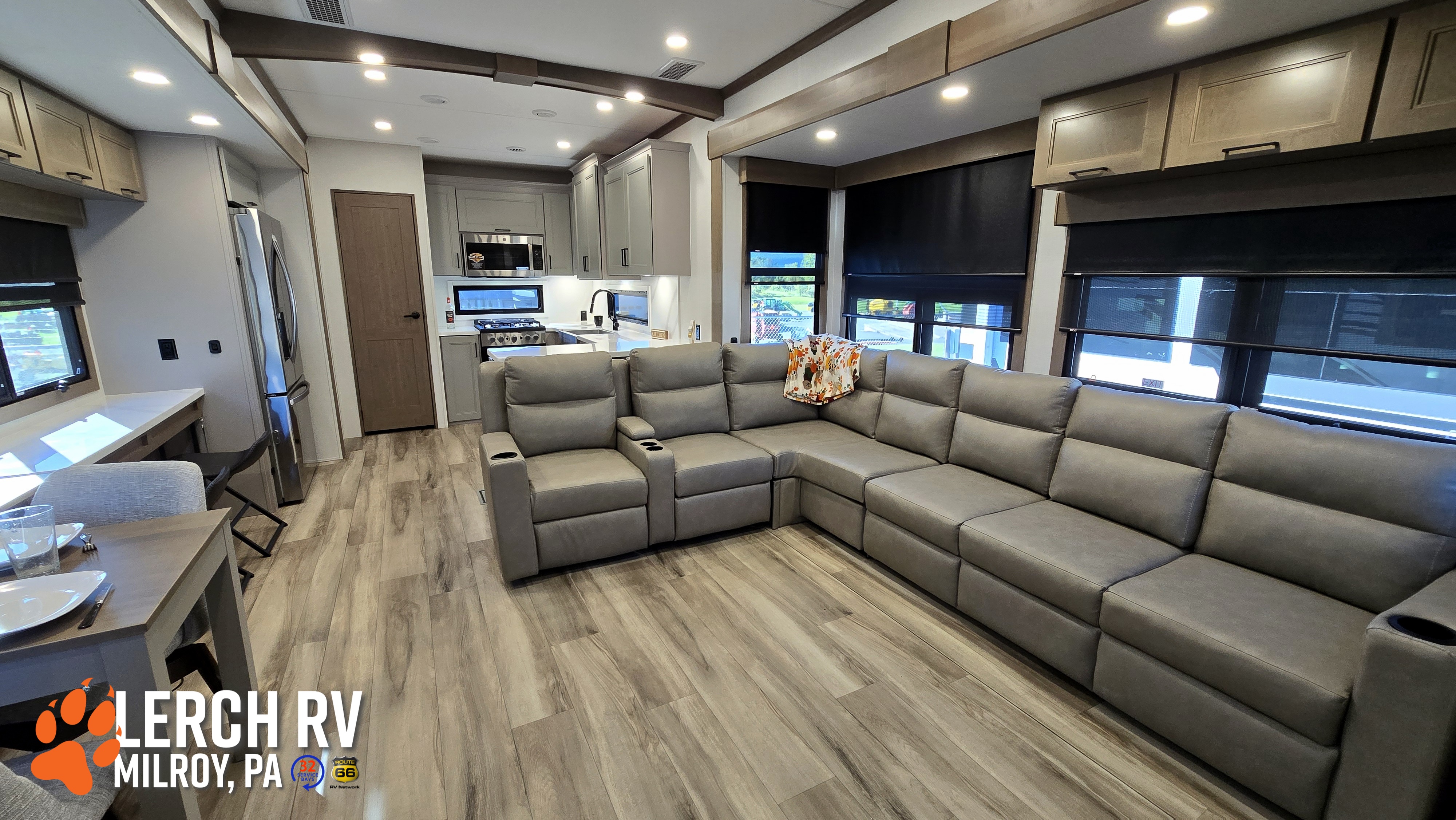 2027 KZ RV Durango Gold G390MLQ - Image 17