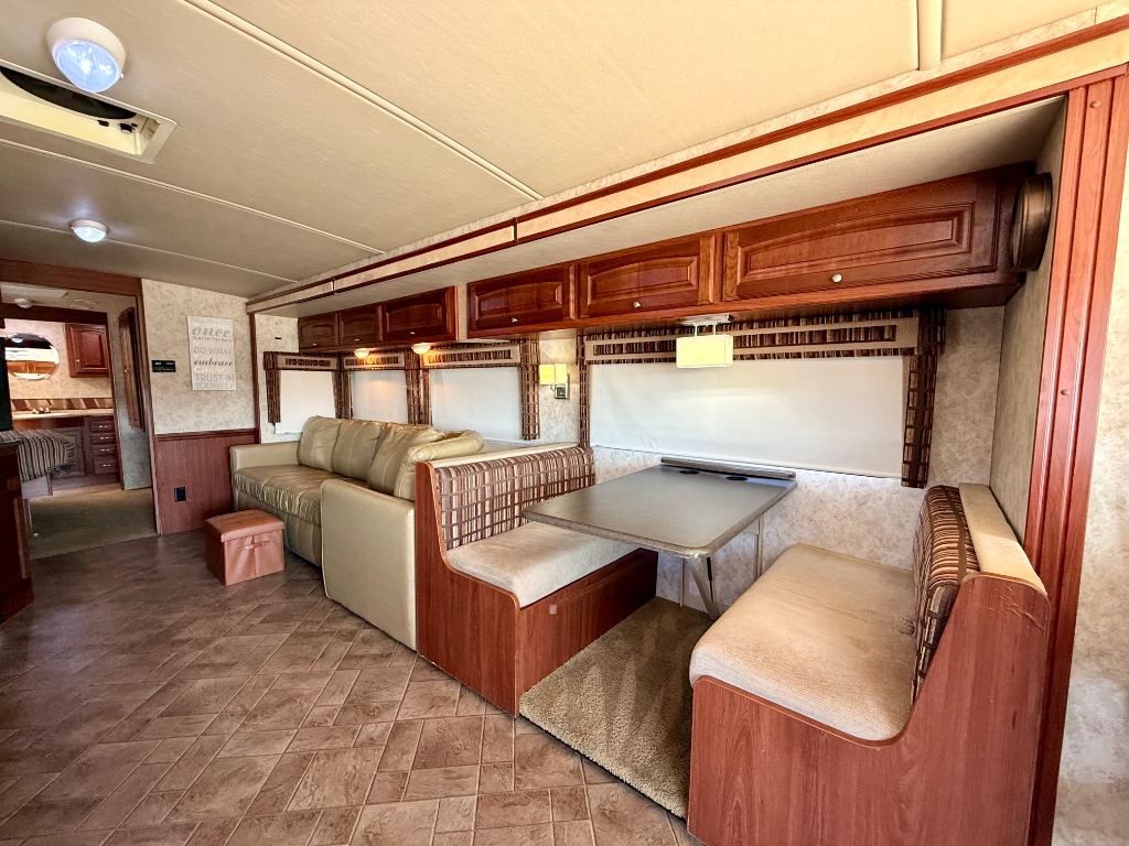 2011 Winnebago Vista 35F - Image 16