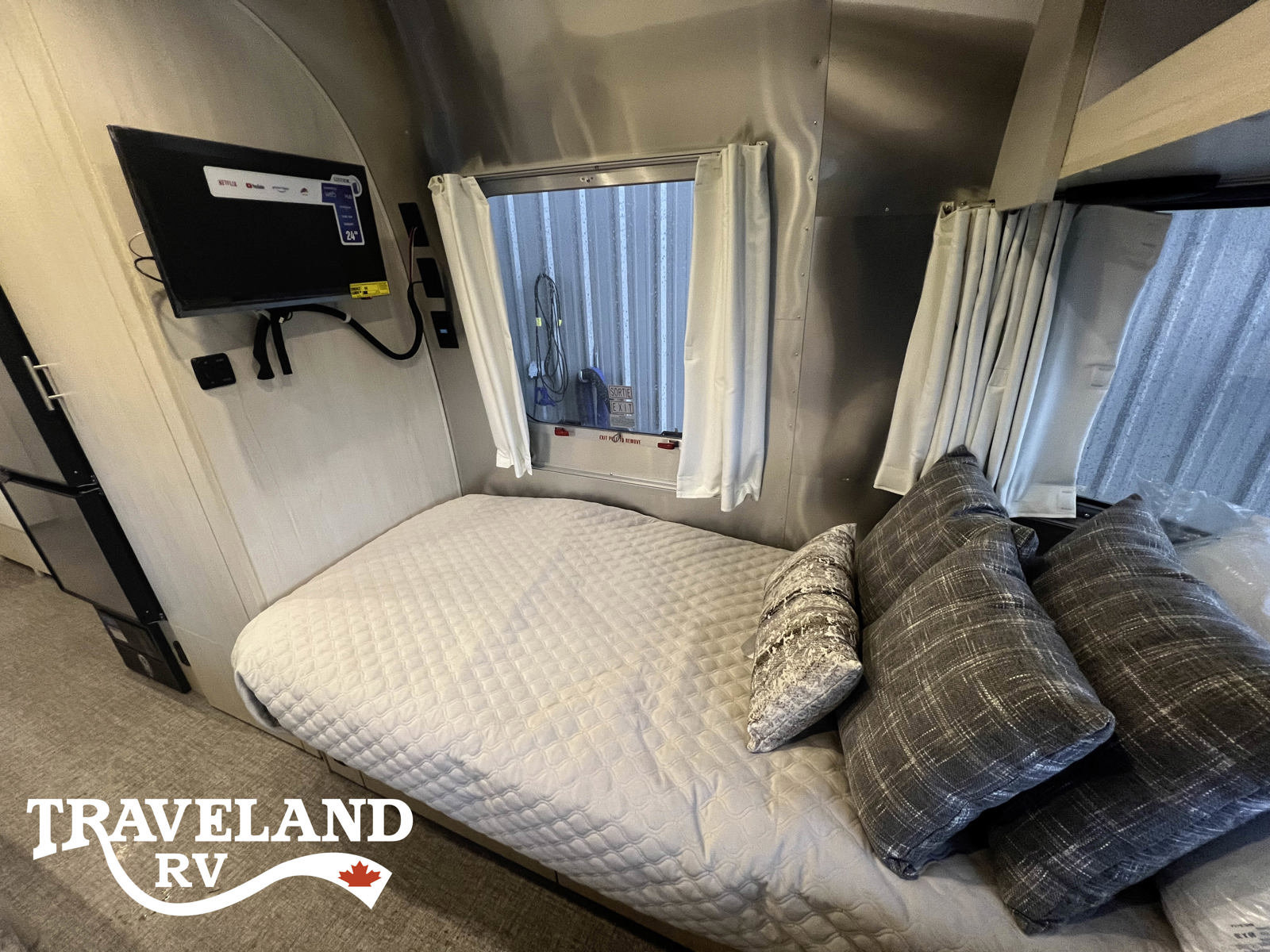 2025 Airstream Flying Cloud 23FBT - Image 15