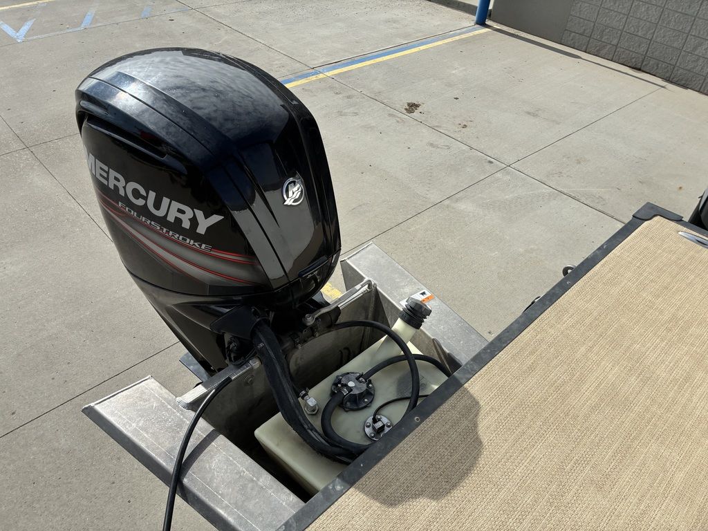 2015 Larson Escape 2200 RT - Image 26