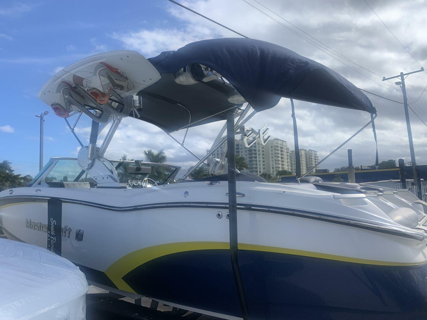 2015 MasterCraft X23 - Image 2