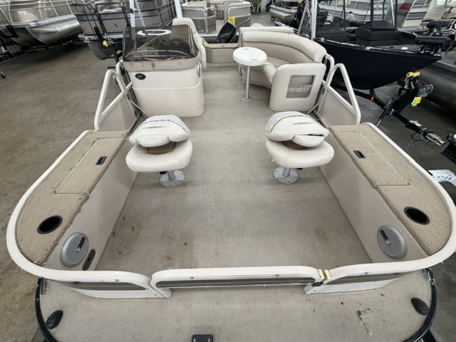 2002 CRESTLINER 2085 CFI - Image 6