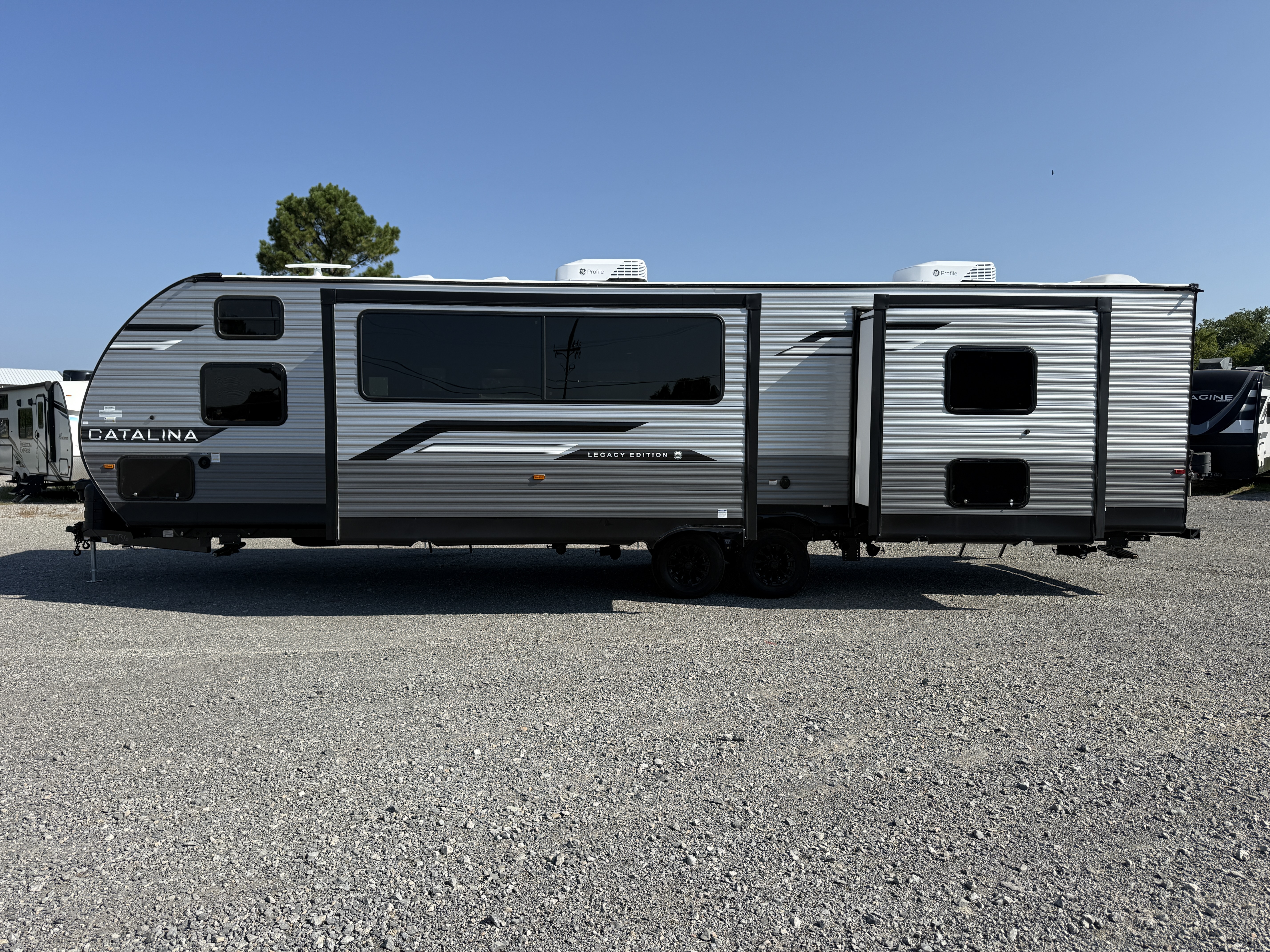 2027 Coachmen Catalina Legacy Edition 333DBDSCK - Image 4