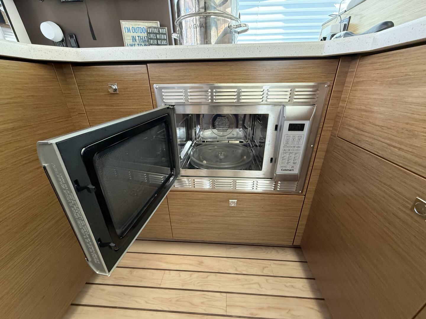 2014 Cruisers Yachts 45 Cantius - Image 8