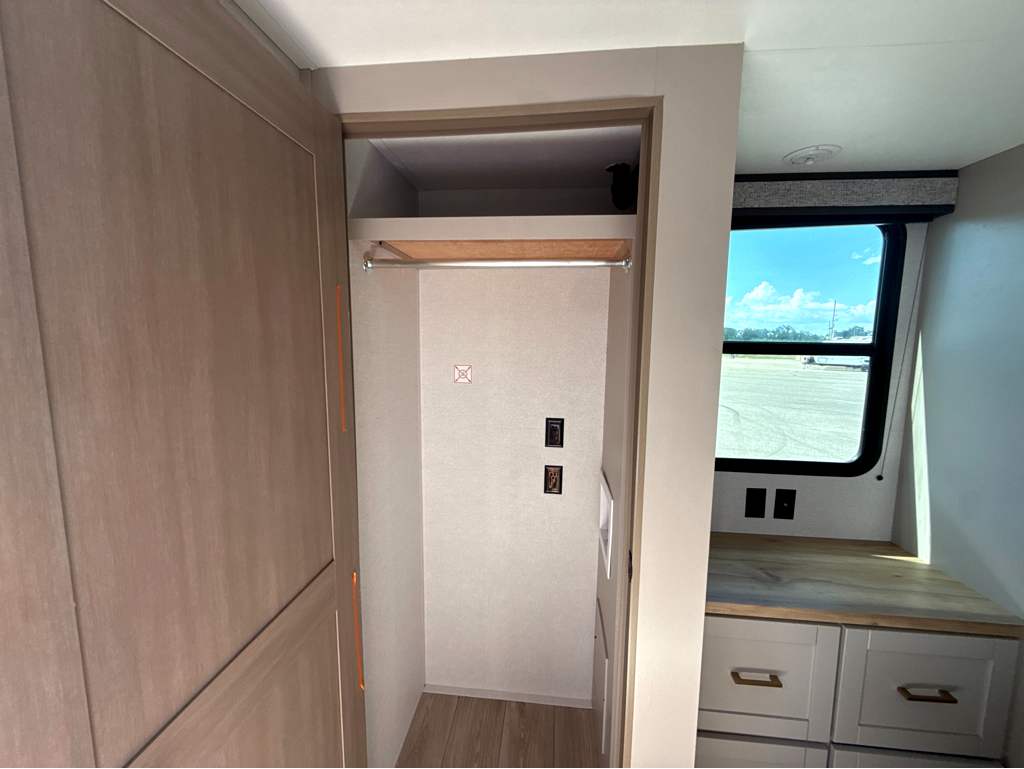 2027 JAYCO JAY FLIGHT BUNGALOW 404LOFT - Image 25