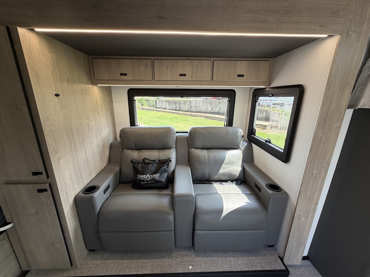 2027 Grand Design Lineage Series M 25FW - Image 10