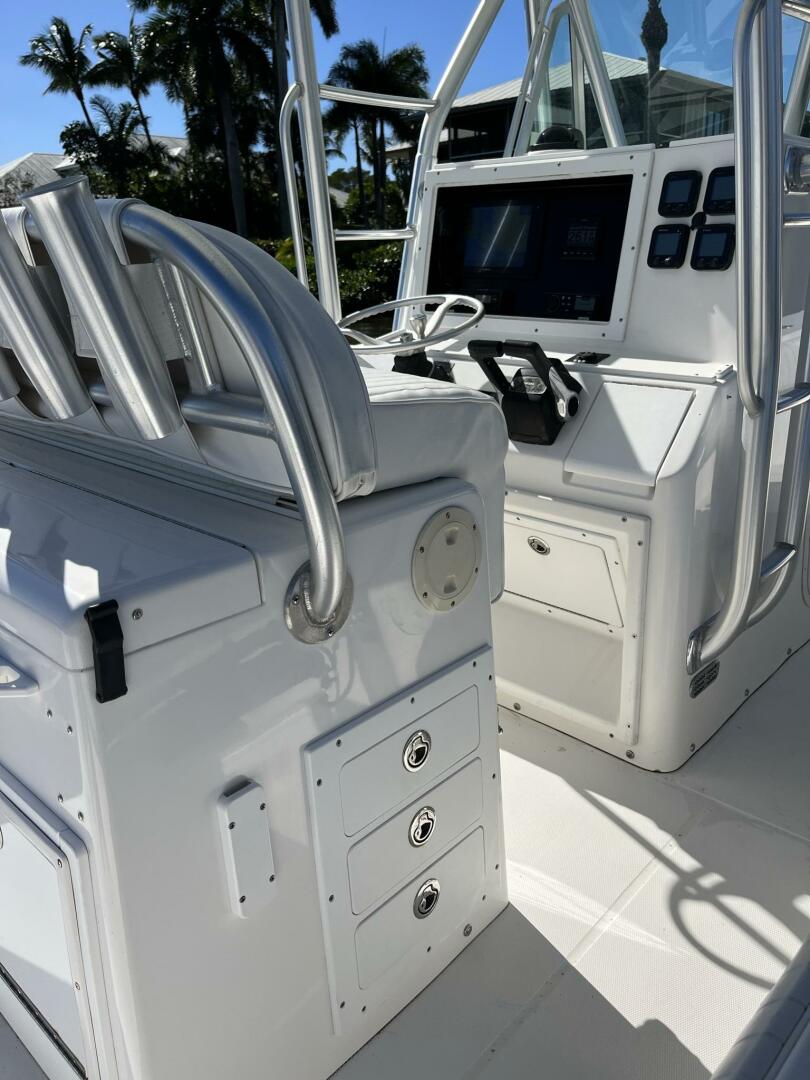 2006 Regulator 32 Center Console - Image 10