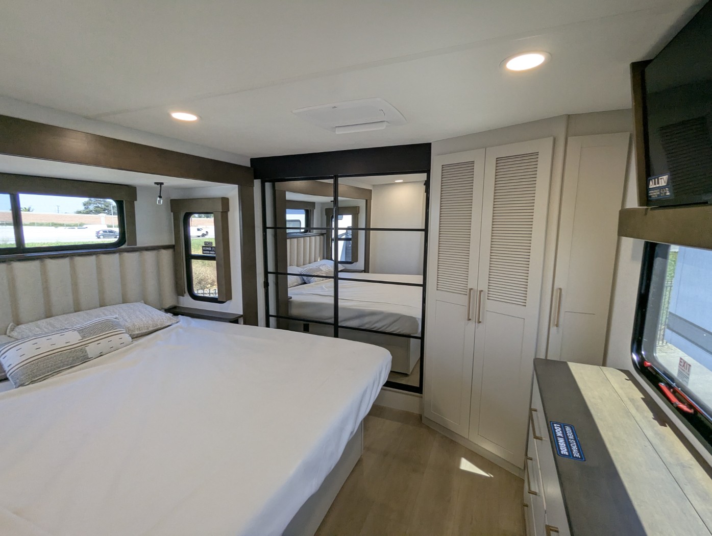 2027 Alliance RV Paradigm 312RK - Image 9