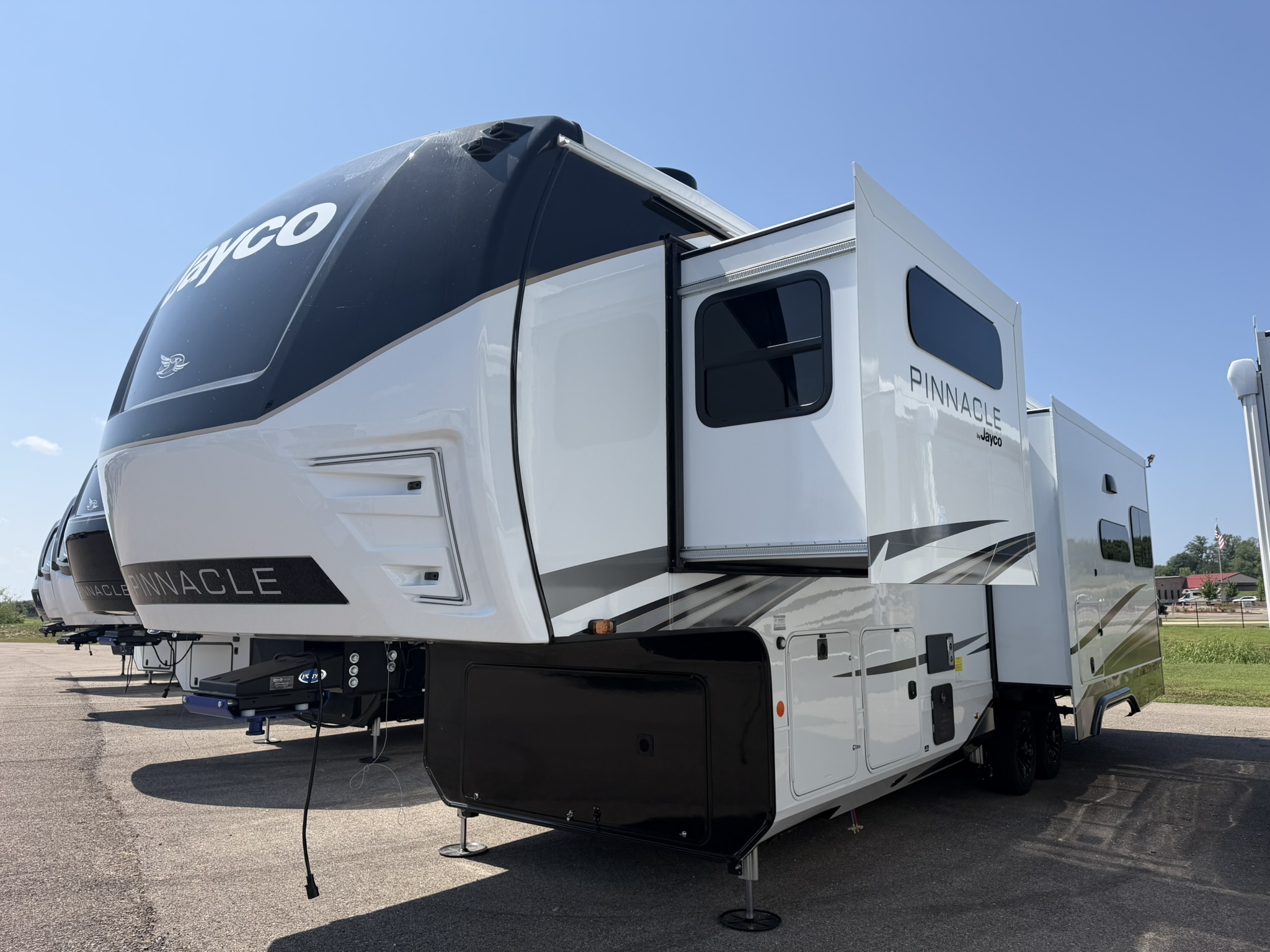 2027 JAYCO PINNACLE 32RLTS - Image 4