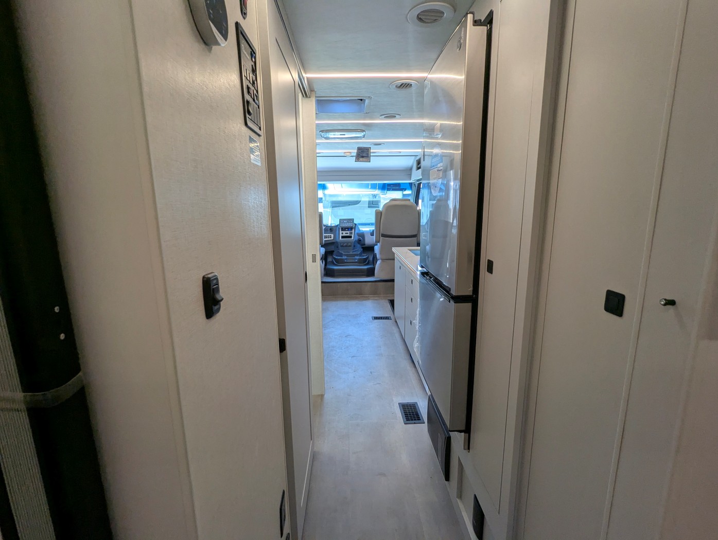 2026 Coachmen Euro 25TB - Image 24