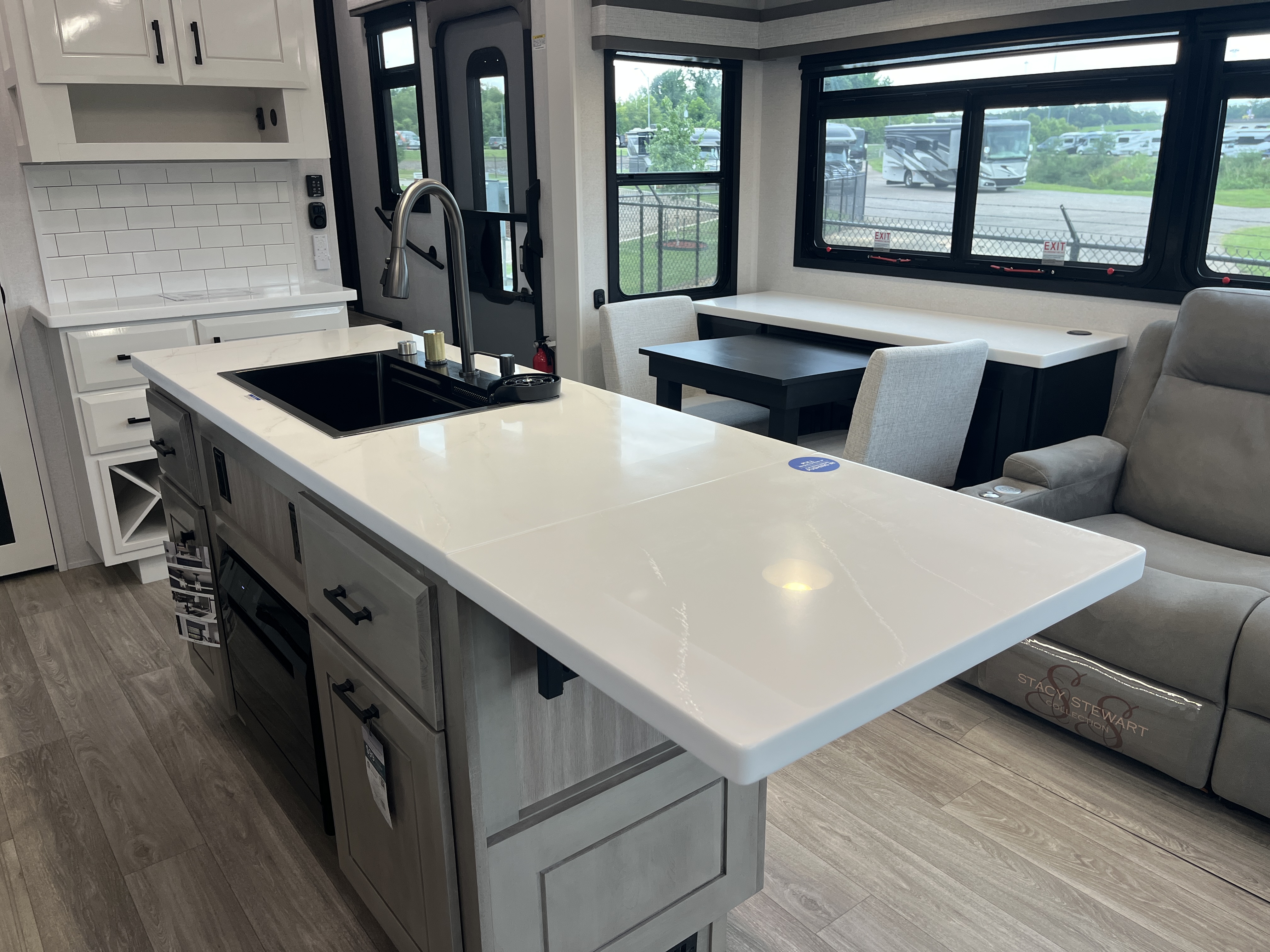 2027 JAYCO PINNACLE 32RLTS - Image 25