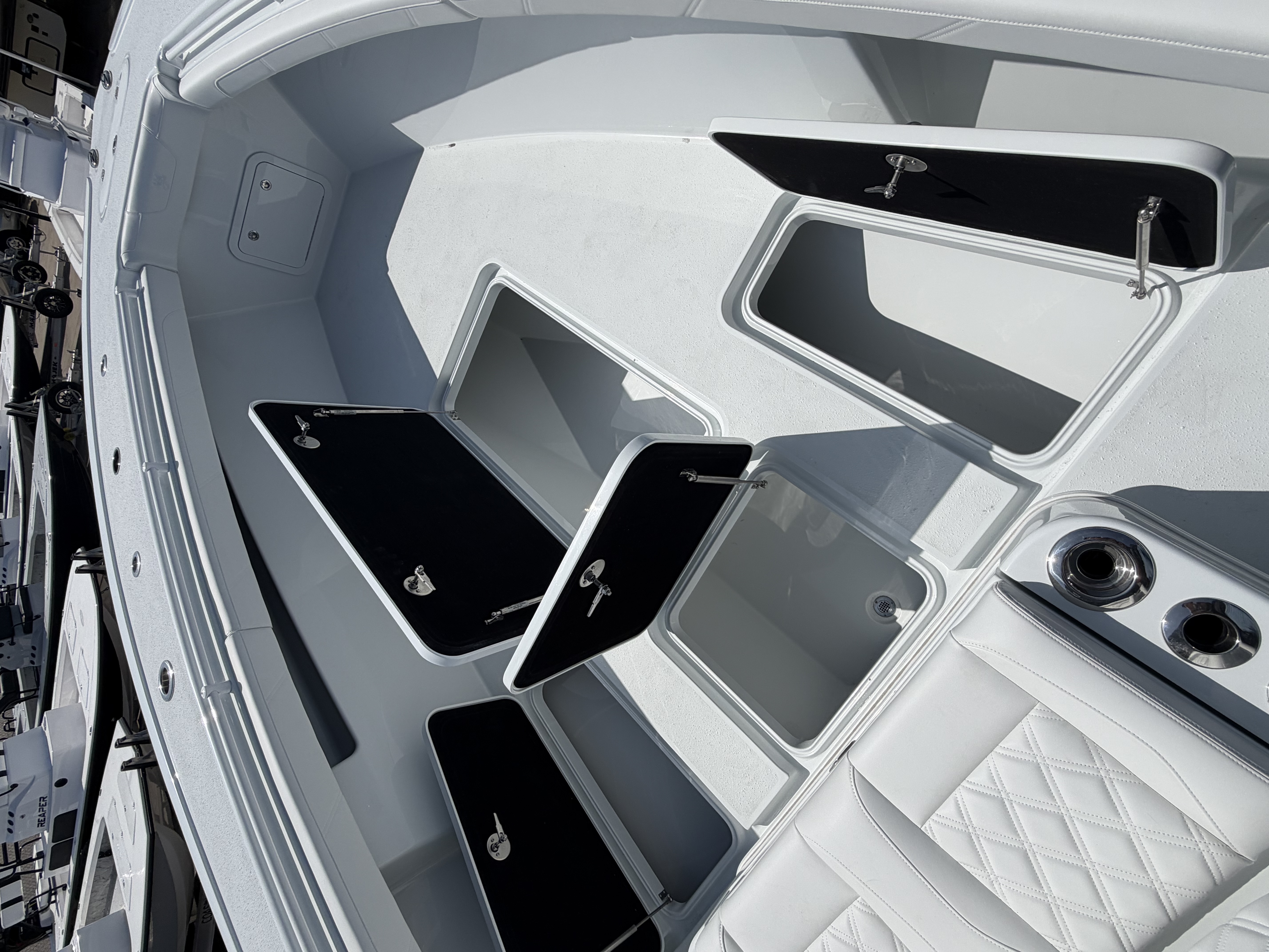 2027 YELLOWFIN 32 OFFSHORE - Image 10