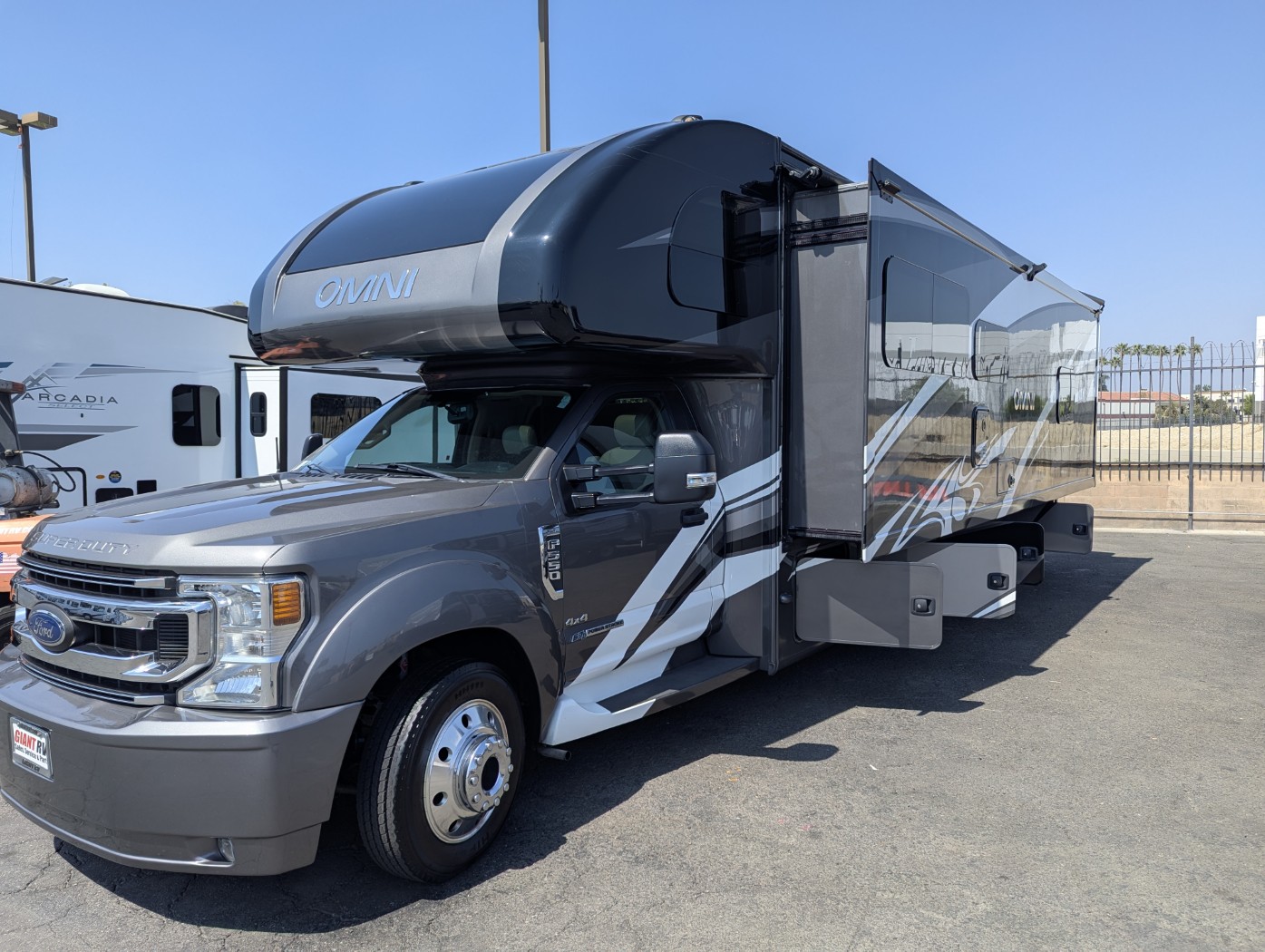 2021 Thor Motor Coach Omni SV34 - 4X4 - Image 3