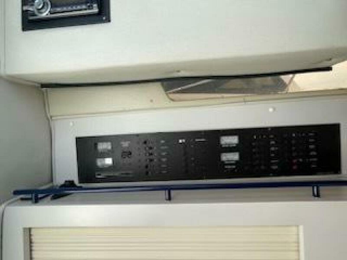 1990 Wellcraft Monaco 3000 - Image 8