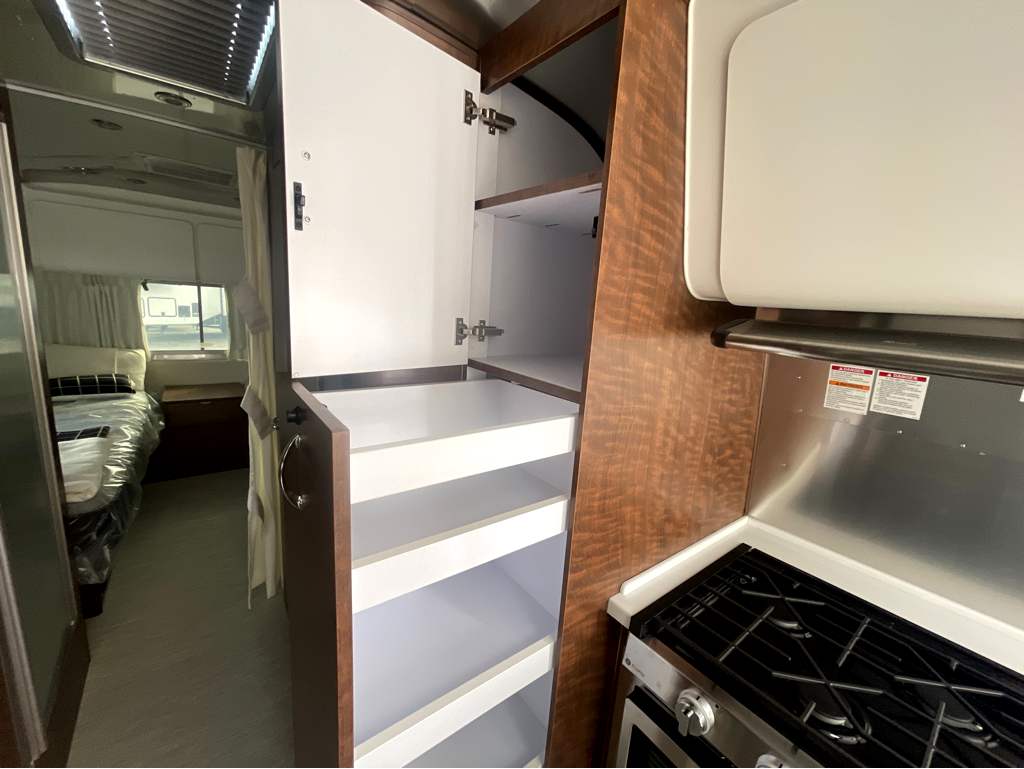 2026 AIRSTREAM GLOBETROTTER 27FBT - Image 23