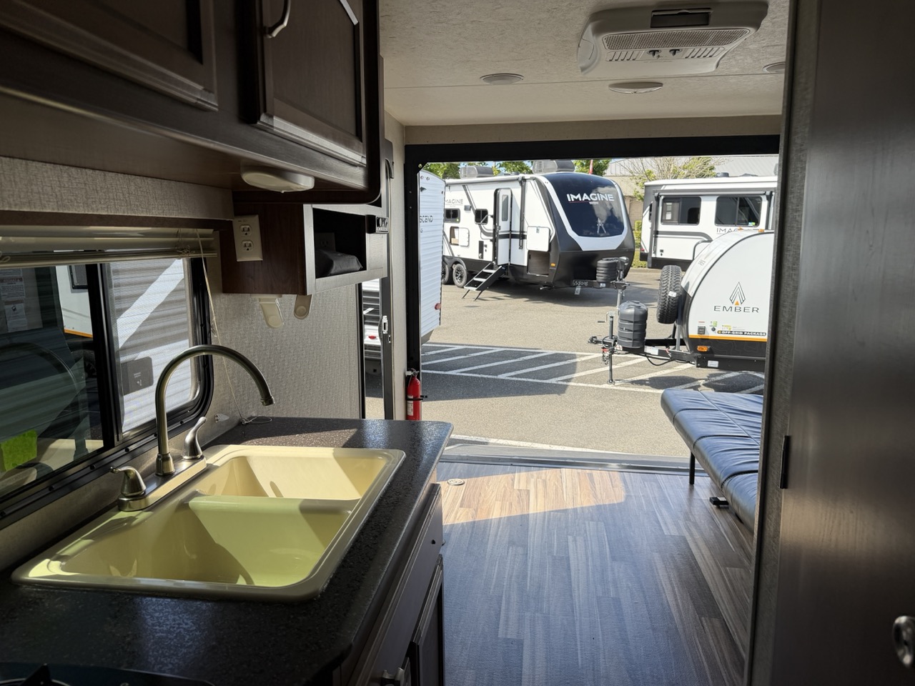 2017 Coachmen Freedom Express Special Edition 17BLSE - Image 9