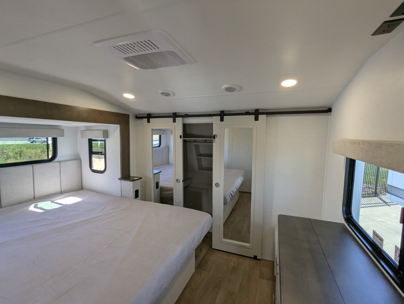 2027 Alliance RV Avenue 32RLS - Image 11