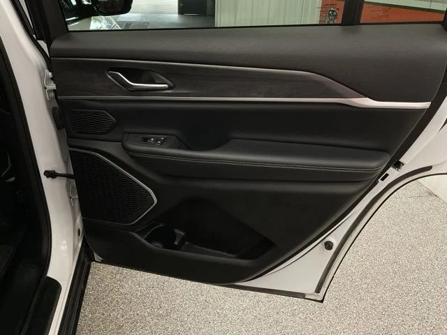 2023 Jeep Grand-Cherokee-L Laredo Altitude 4x4 - Image 22