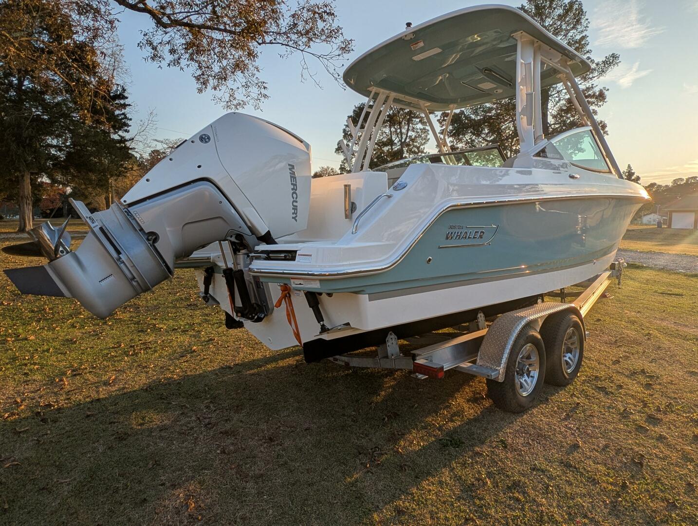 2023 Boston Whaler 240 Vantage - Image 17