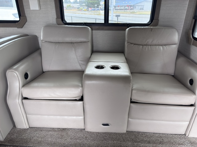 2018 Jayco Seneca 37FS - Image 10