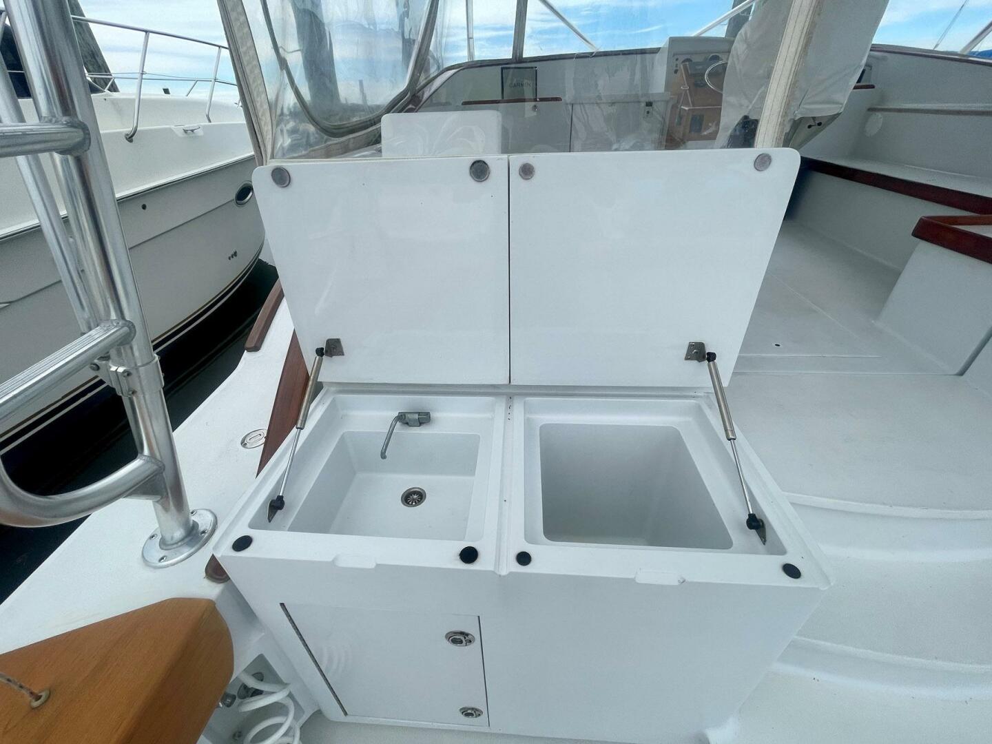 2005 Custom Carolina 40 DeSanti - Image 49