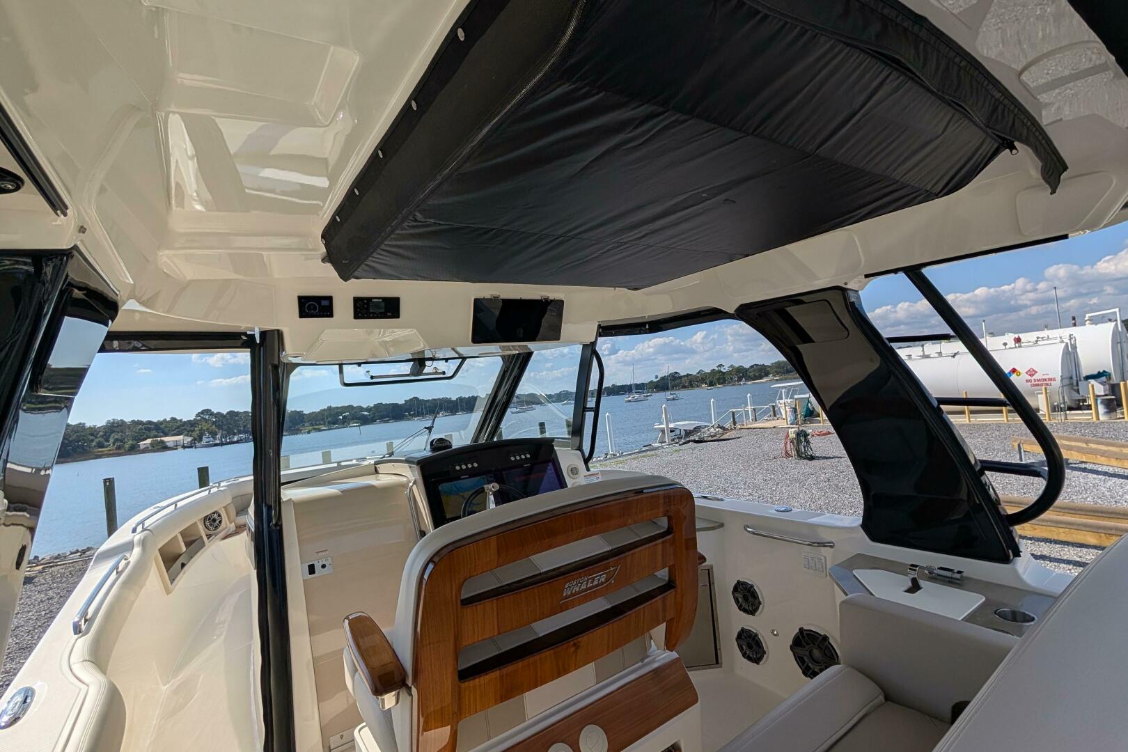 2024 Boston Whaler 350 Realm - Image 8