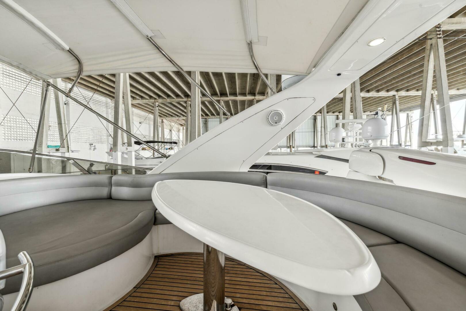 2005 Azimut 55 flybridge - Image 12