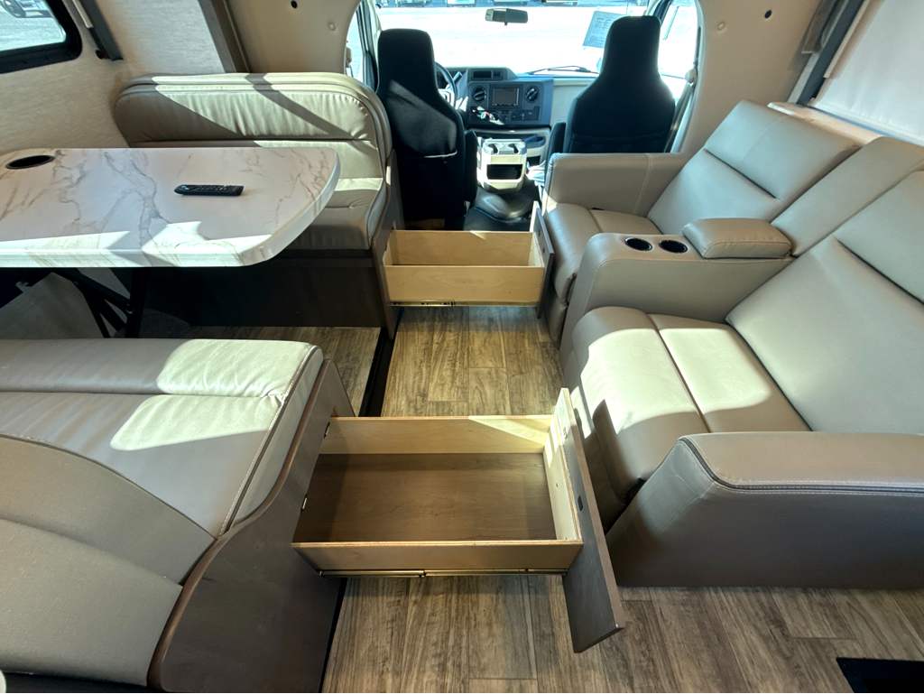 2024 THOR MOTOR COACH CHATEAU 31WV - Image 16