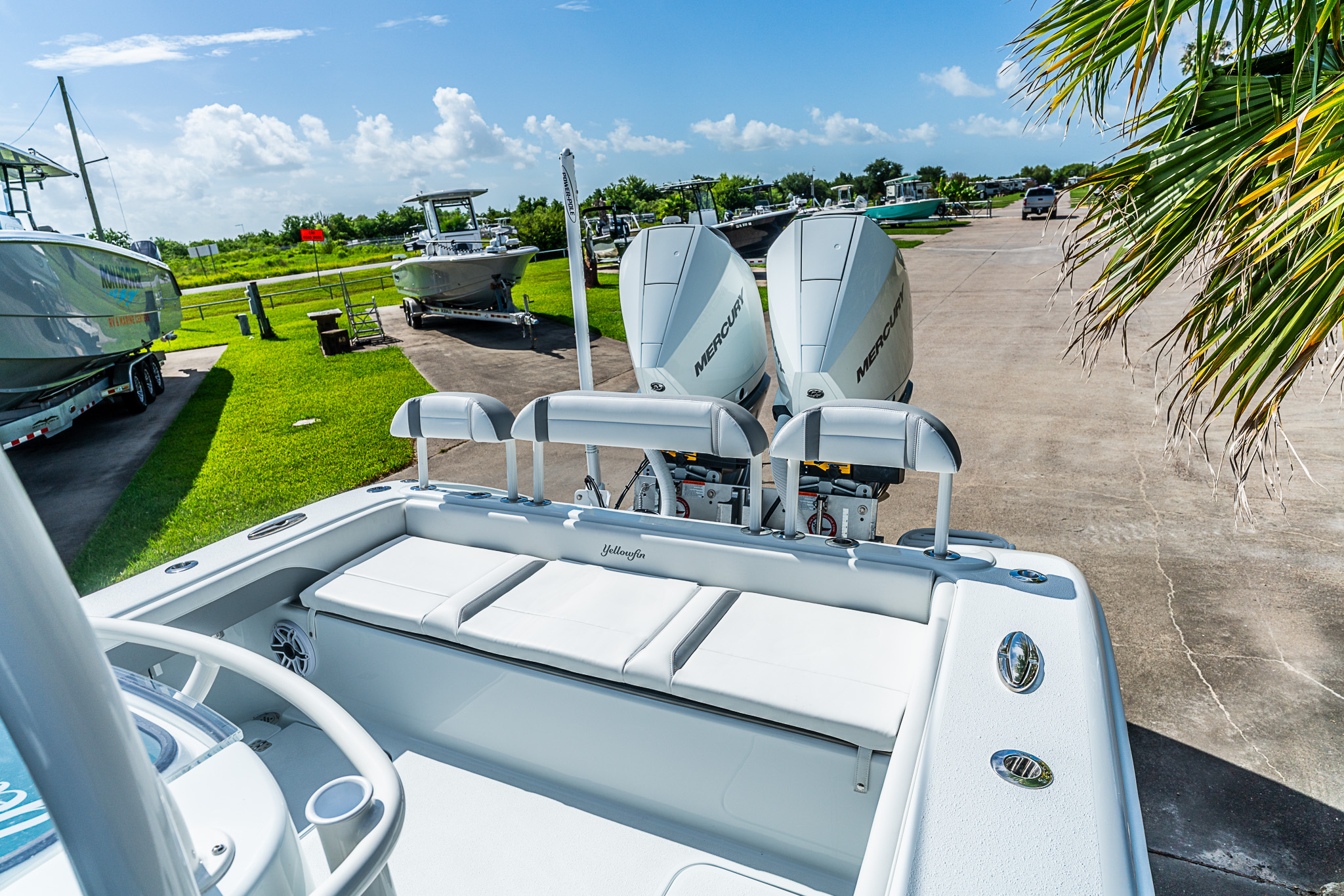 2027 YELLOWFIN 26 Hybrid Base - Image 9