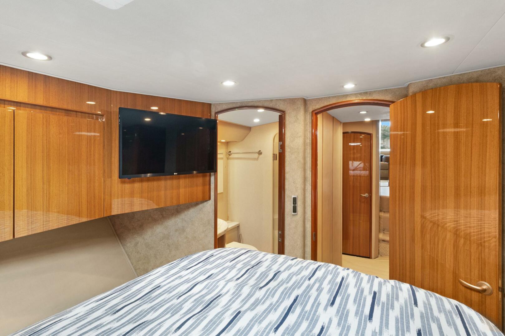 2015 Viking 46 Convertible - Image 17