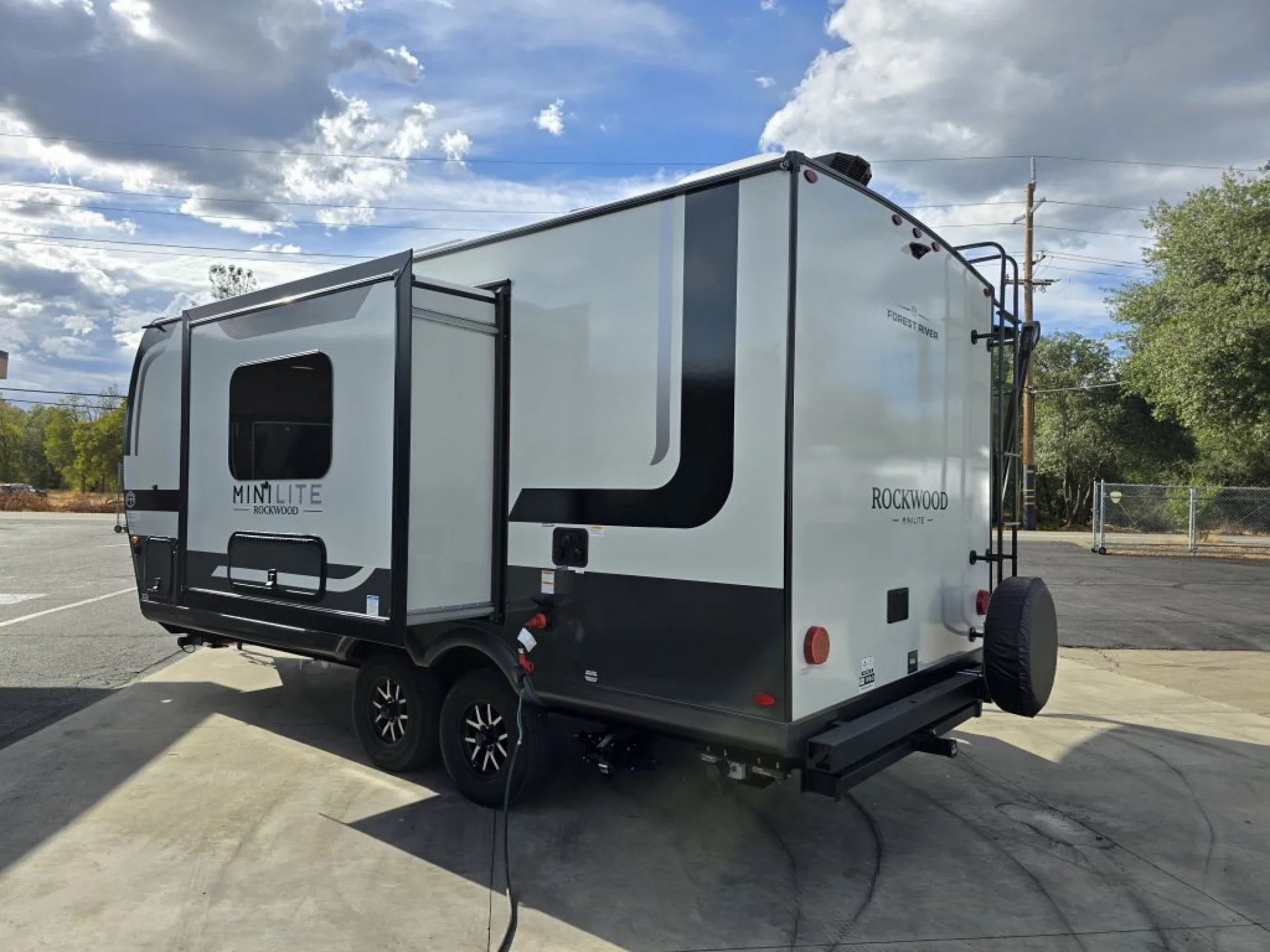 2026 FOREST RIVER ROCKWOOD MINI LITE 2109S - Image 4