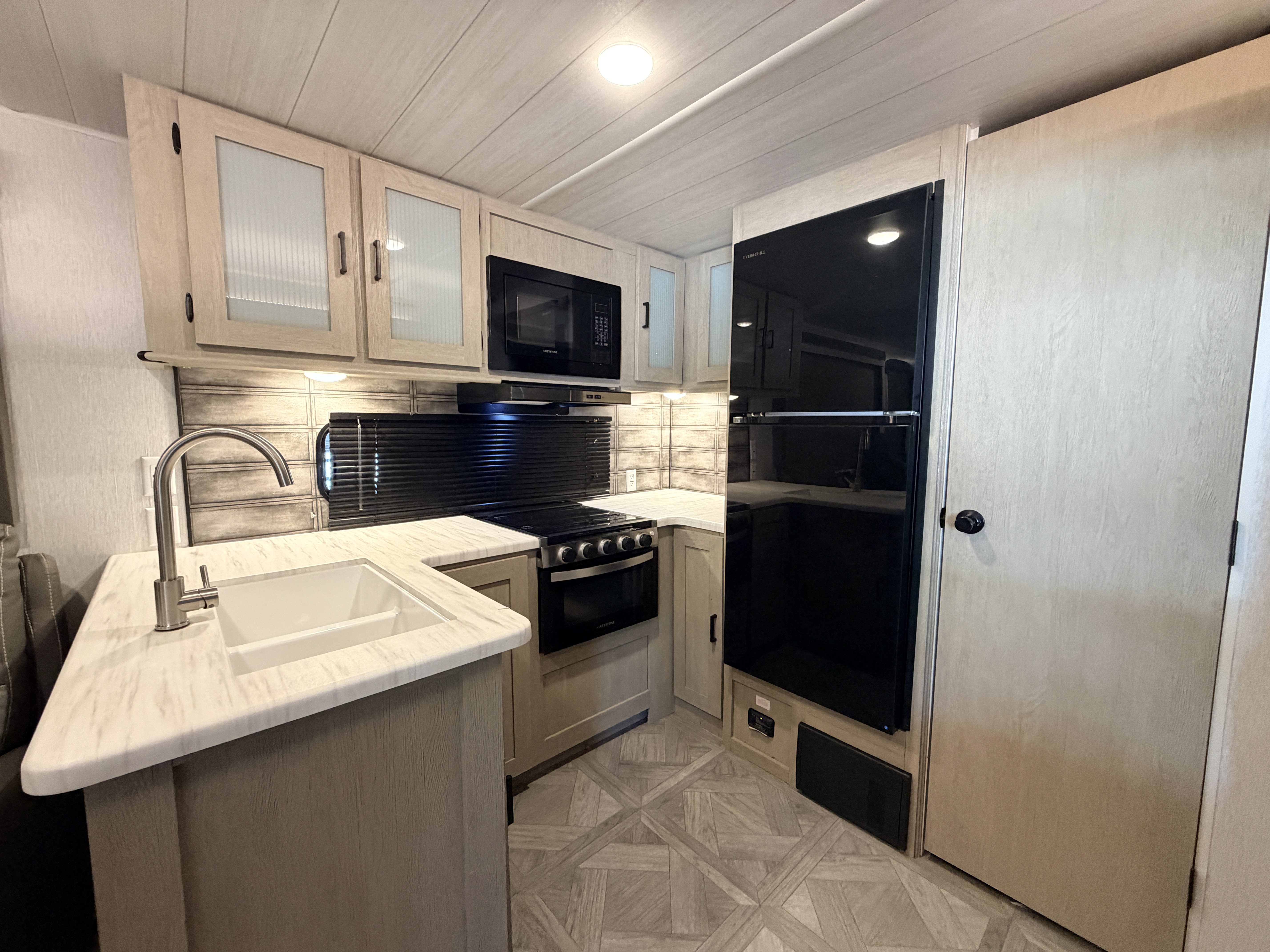 2023 Forest River Wildwood 27RK - Image 12