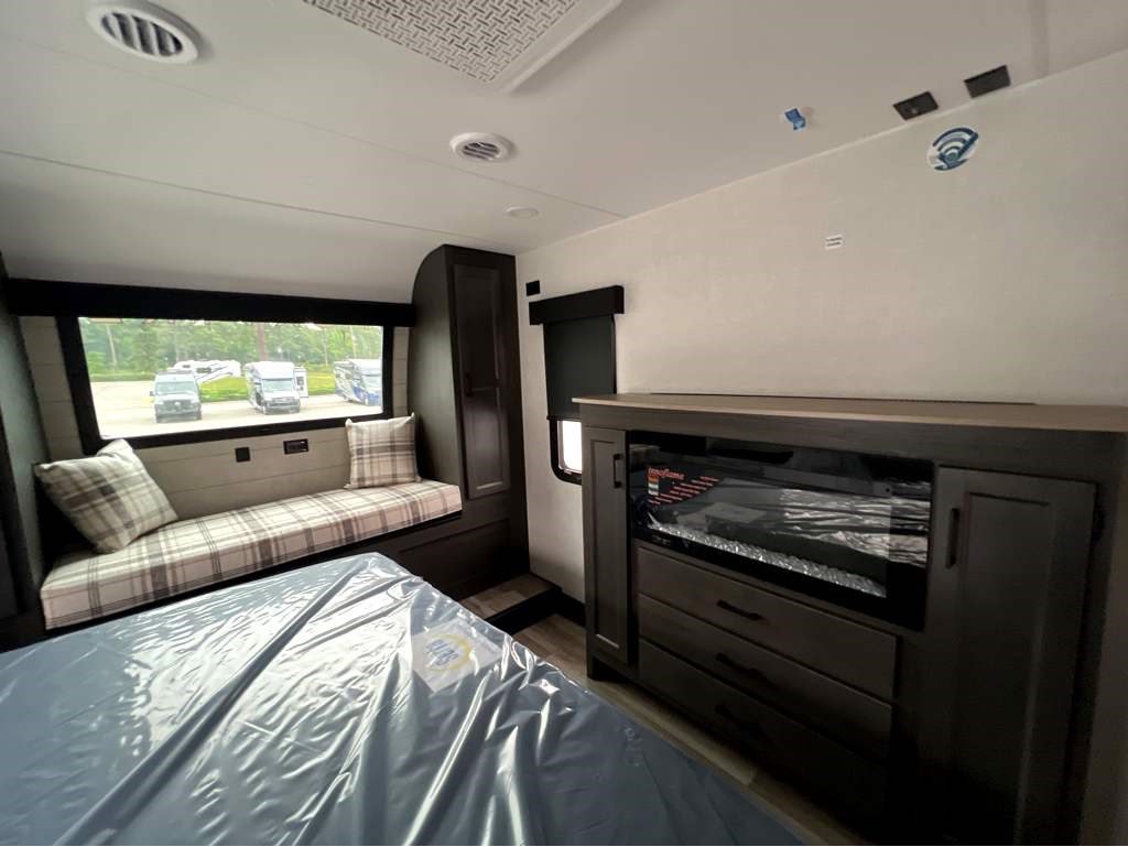 2026 VENTURE RV SPORTTREK 353VRK - Image 22